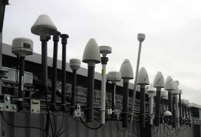 Rys. 26. Przykład wadliwej instalacji: odbiorniki zamontowane zbyt blisko siebie zakłócają się wzajemnie i dołączone są do instalacji odgromowych i utraty synchronizacji.
