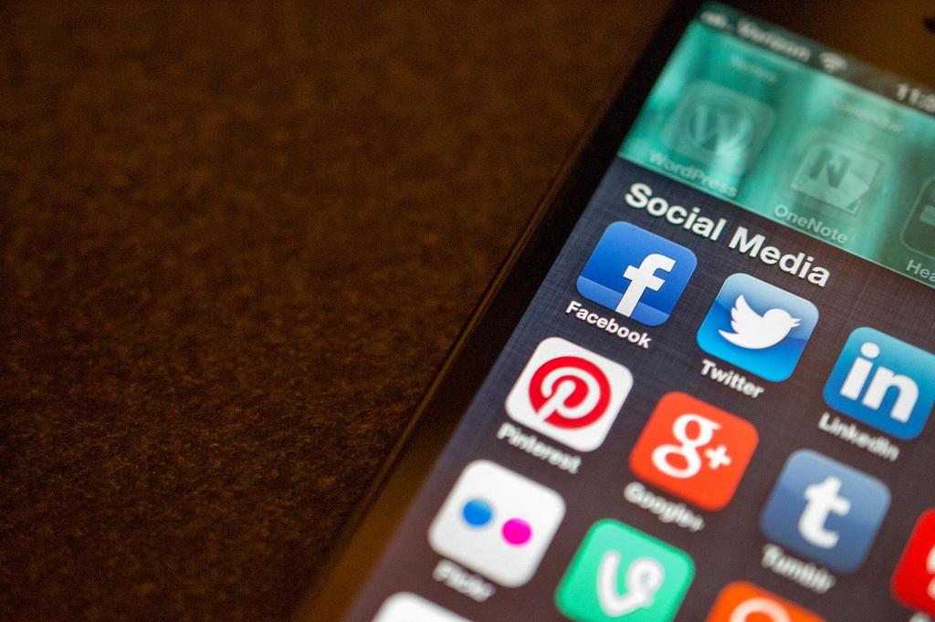 Analiza mediów społecznościowych Media społecznościowe produkują ~25TB danych dziennie Analiza sentymentów eksploracja i wyciaganie wniosków z