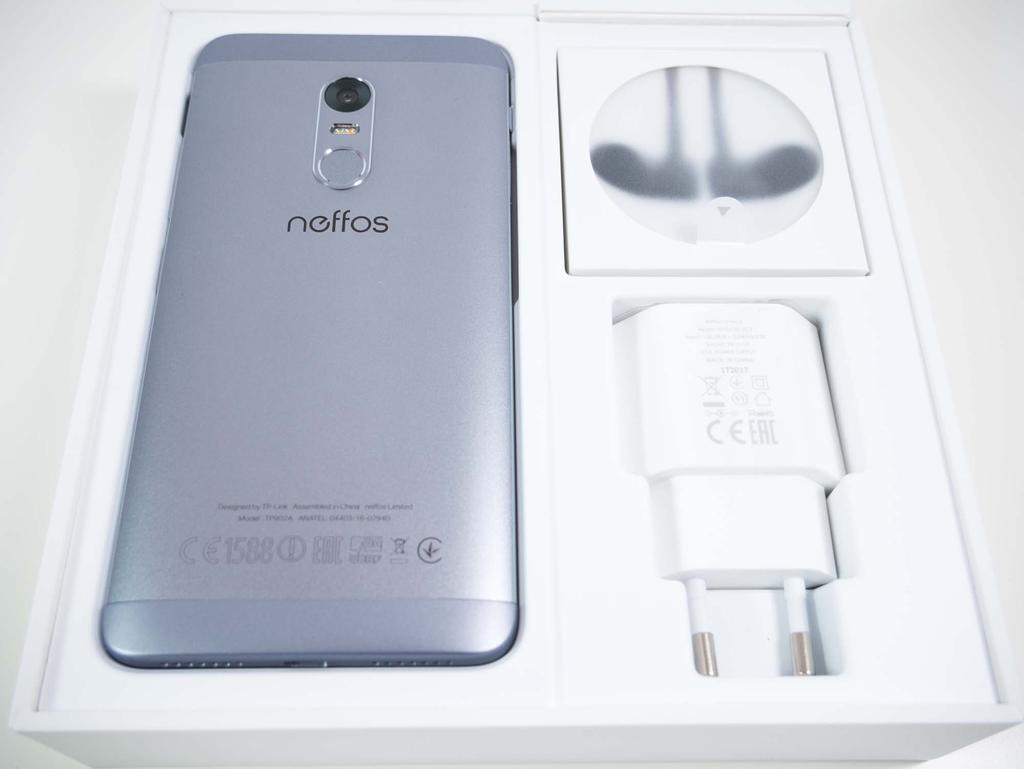 Budowa 5- Pod względem wykonania Neffos również pozytywnie zaskakuje. Tył smartfona został wykonany w większości z aluminium, nie licząc wąskich pasków tworzywa przy górnej i dolnej krawędzi.