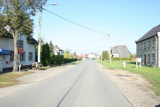 Dostępnośd komunikacyjna i otoczenie nieruchomości: Przedmiotowa nieruchomośd położona jest bezpośrednio przy jednej z głównych ulic miejscowości - ulicy Gogolioskiej.