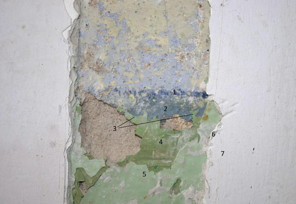 Kuchnia - lamperia. Odkrywka W10/4 Odkrywka pokazuje fragment tynku cementowo - wapiennego w kolorze ugrowym, na nim cienki pasek ok.