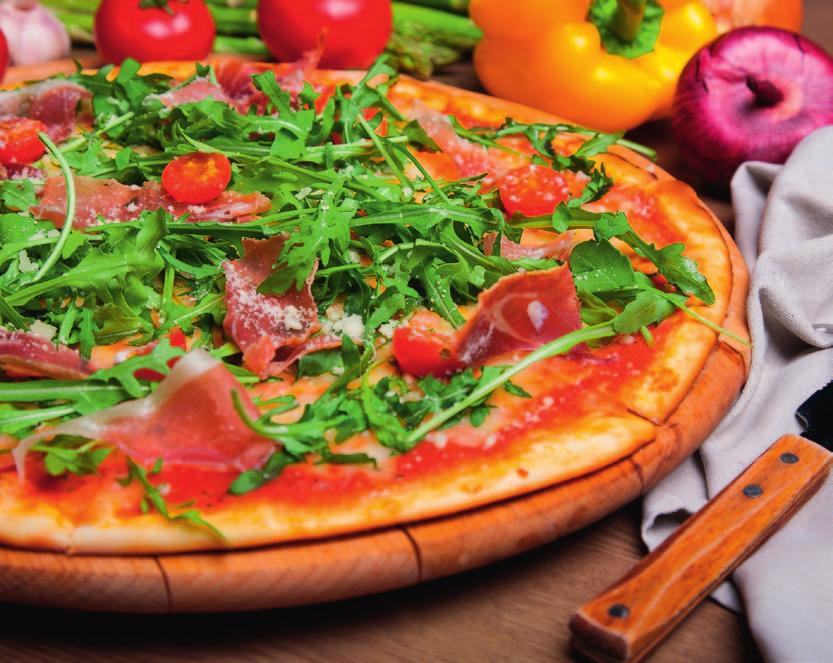 Pizza z szynką parmeńską i rukolą Składniki dla 2 osób: 400 g mieszanki do pizzy UNI MIX BEZGLUTEN 25 g świeżych drożdży 1 łyżeczka cukru 4 łyżki oliwy kilka łyżek ciepłego, ale nie gorącego mleka