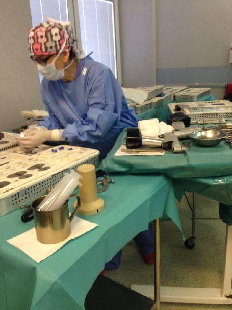 Organizacja procesu a blok operacyjny Pielęgniarka operacyjna na bloku: - przygotowuje aparaturę, instrumentarium i narzędzia chirurgiczne, bieliznę operacyjną, materiał dodatkowy