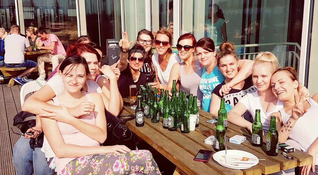 5 SIERPIEŃ 2016 POGAWEDKA O POMIDORACH Tekst: Cynthia Boekestijn LETNI GRILL Przed halą pakowalni w piątek 22 lipca odbył się coroczny letni grill.