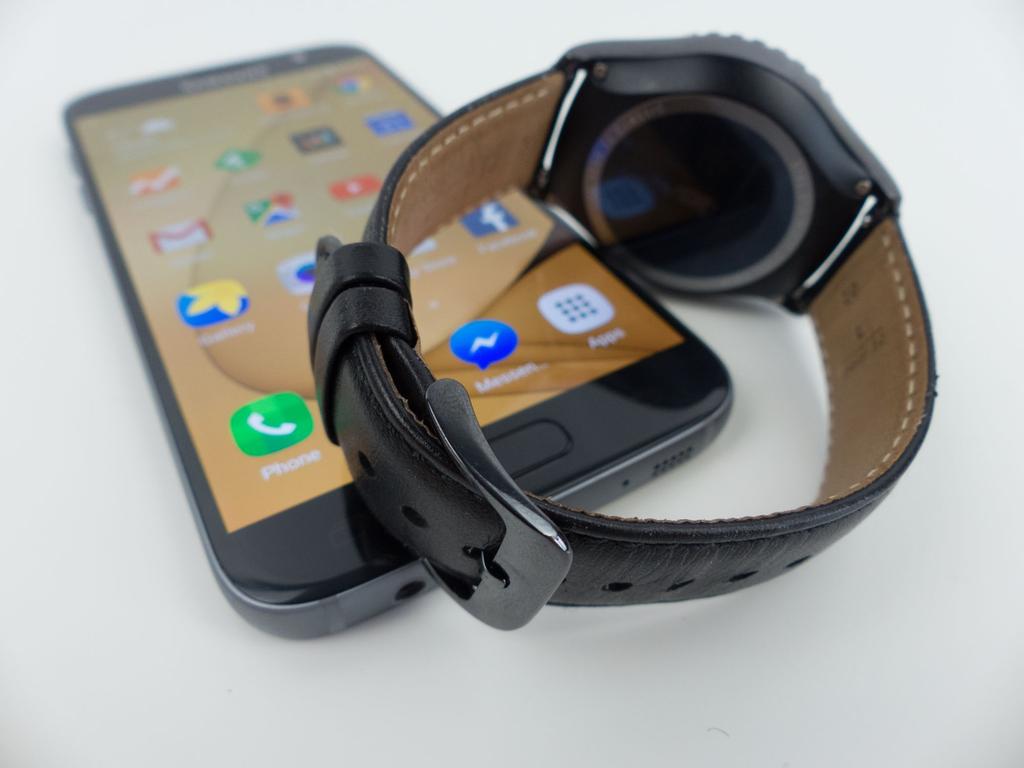 Obudowa ocena 6 Samsung S7 nie różni się znacznie od modelu S6. Zmienił się głównie tył telefonu. Plecki są teraz zakrzywione i przypominają trochę ekran modelu EDGE. Niestety bardzo się palcują.