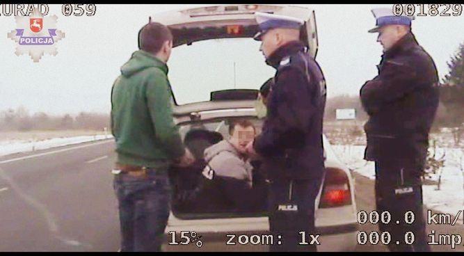samochodem 23-letni obywatel Ukrainy wyjaśnił, że kolega był bardzo zmęczony i niewygodnie było mu siedzieć na tylnej kanapie.