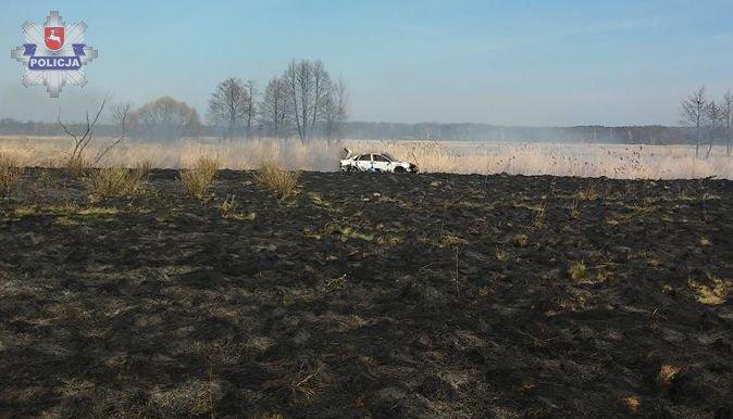 Wyrzucił śmieci do lasu ale zostawił fakturę Policjanci z Józefowa, w miejscowości Kozaki, na drodze dojazdowej do działki leśnej ujawnili stertę śmieci przykrytą gałęziami.