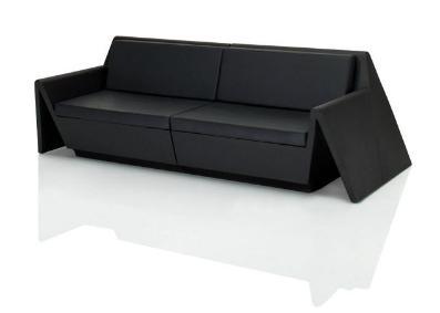 Konstrukcja: Polietylen Wymiary (+/- 5 cm): 106 cm x 56 cm x 30 cm Kolor: biały lub/ i czarny (wybór koloru nastąpi na etapie projektowania