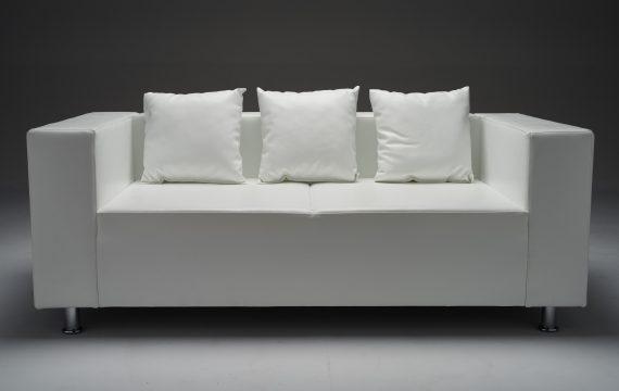 Materiał: ekoskóra Kolor: biały Wymiary (+/- 10 cm): 180 x 92 x 69H cm Ilość: 6