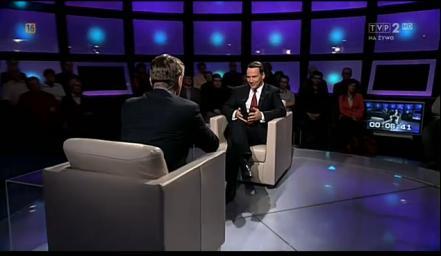 osadzone jest na stabilnej, obrotowej podstawie talerzowej o regulowanej wysokości.