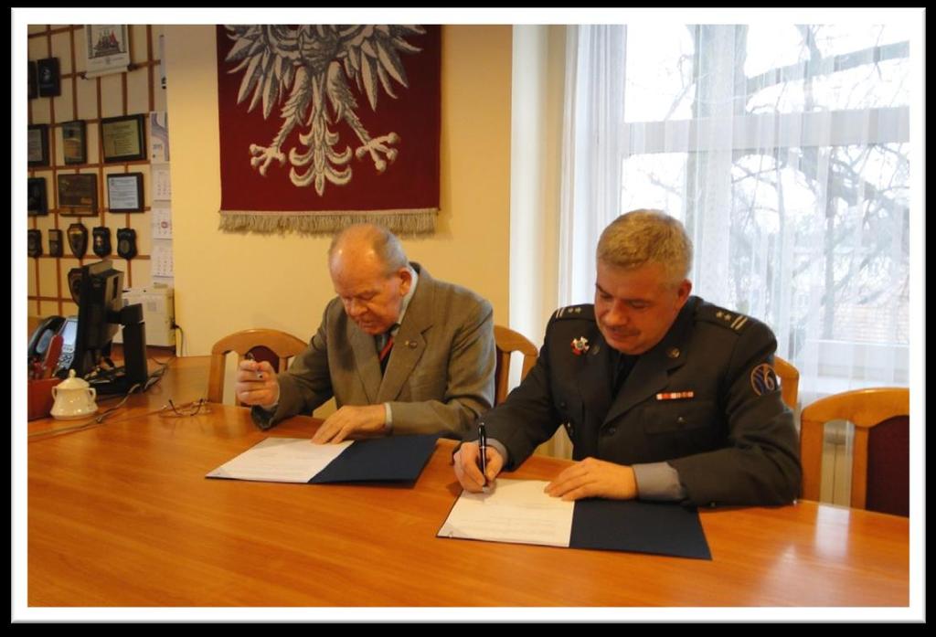 ppłk Zbigniew Roszak i płk w st. spocz. Ryszard Wróbel podpisują porozumienie W dniu 21 lutego 2015 r. odbyły się uroczystości pogrzebowe płk. mgr. inż. Stanisława Markowskiego.