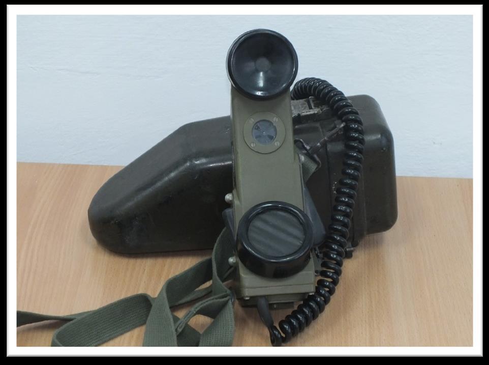 Amerykański telefon polowy TA-1/PT TAI-43 w drewnianej obudowie był pierwszym telefonem polowym z tej