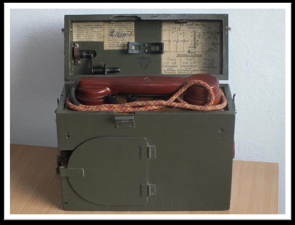 Rosyjska konstrukcja UNA-FI-43 funkcjonowała w czasie II wojny światowej i jakiś czas po niej. Jest to telefon systemu MB umieszczony w drewnianej obudowie.