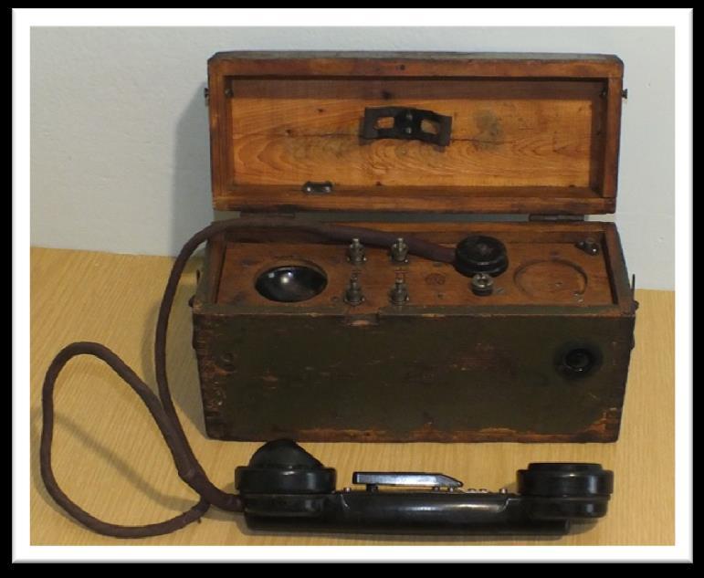 Rosyjski telefon polowy UNA-F-42 Kolejny telefon a właściwie dwa to amerykańskie telefony EE- 8B. Różnią się rodzajem pokrowca, w jakim są umieszczone.