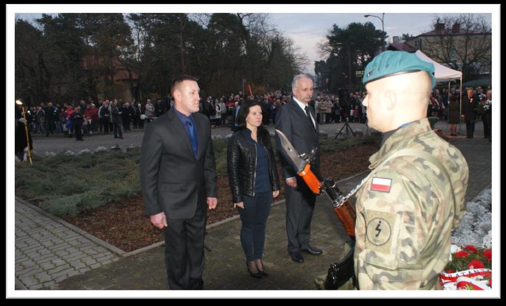 Składanie wiązanki kwiatów w Legionowie W listopadzie nawiązaliśmy pierwsze kontakty ze stowarzyszeniem Historycznym im. 10. Pułku Piechoty w Łowiczu.
