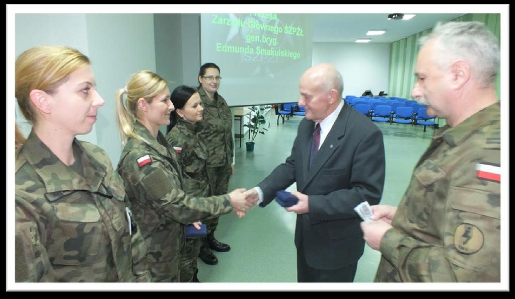 Gen. bryg. Edmund Smakulski wręcza kol. Anecie Szczygieł Medal Za zasługi dla Związku Dzień później dokonaliśmy otwarcia wystawy poświęconej 95.