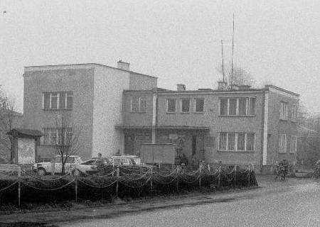 CHARAKTERYSTYKA OBIEKTU: Konstrukcja budynku tradycyjna murowana o zmiennym rozstawie ścian nośnych. Budynek dwupiętrowy, podpiwniczony z poddaszem uŝytkowym.