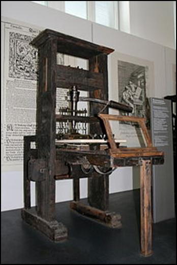 Często większe modele zaczęto stosować technikę drukarek łączy się z kseroko druku wielobarwnego.