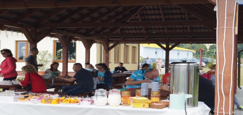 Grill: ( po 1 p na osobę) Pieczone pałki z kurczaka Ziemniaki pieczone w złotku z masełkiem i ziołami Młoda kapusta zasmażana Surówka z białej kapusty Zimne przekąski Smalec swojski Ogórki małosolne