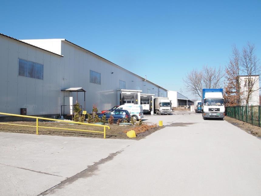 Powierzchnia całkowita/terenu Budynki 11,5 tys. m 2, Działka 2 ha Powierzchnia hali 730 m 2, 2 x 1700 m 2 oraz 6500 m 2 Pojemność magazynu Wysokość hal 15 tysięcy miejsc paletowych max.