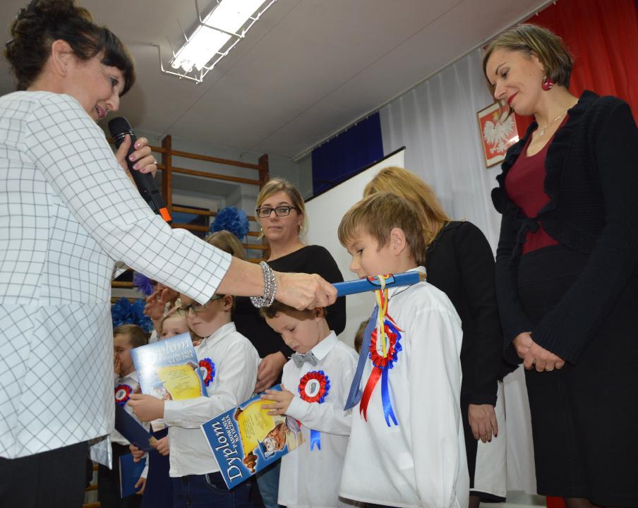 Pierwszoklasiści brali udział w ceremonii pasowania.
