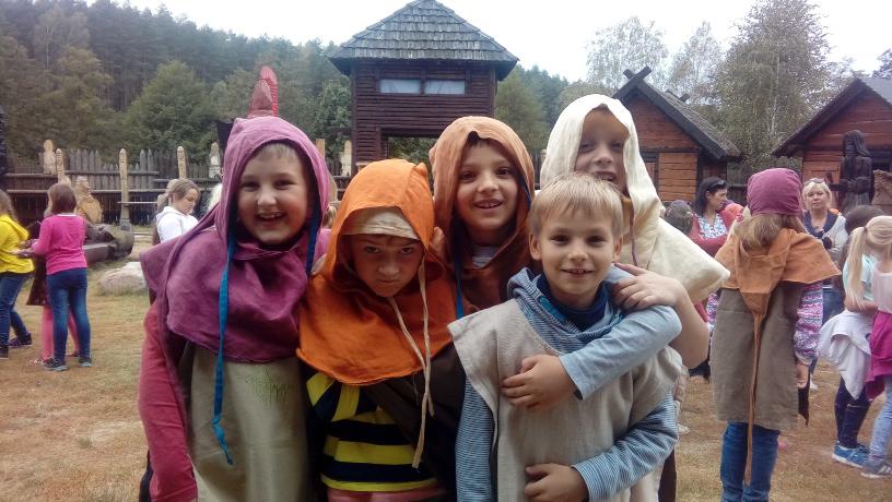 Najpierw grupa uczniów z klasy III A, po zapoznaniu się ze sposobem strzelania z łuku i kuszy, przystąpiła do próby swoich sił w strzelaniu do tarczy.