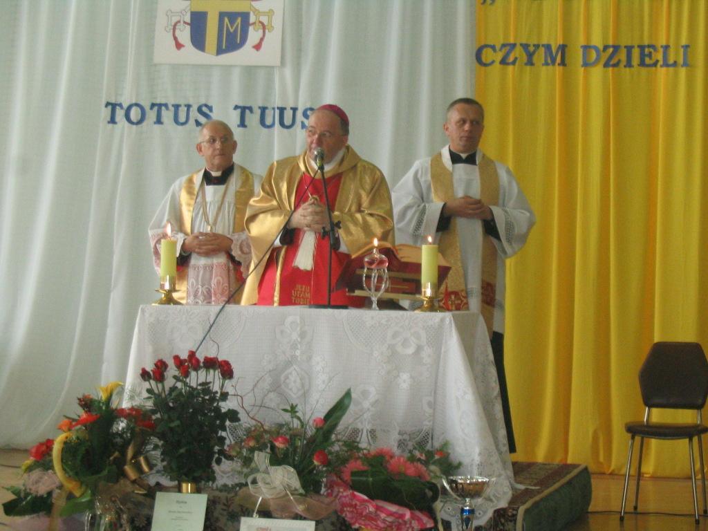 GIMNAZJUM W KOWALKACH Człowiek jest wielki nie przez to, co posiada, lecz przez to, kim jest; nie przez to, co ma, lecz przez to, czym dzieli się z innymi.