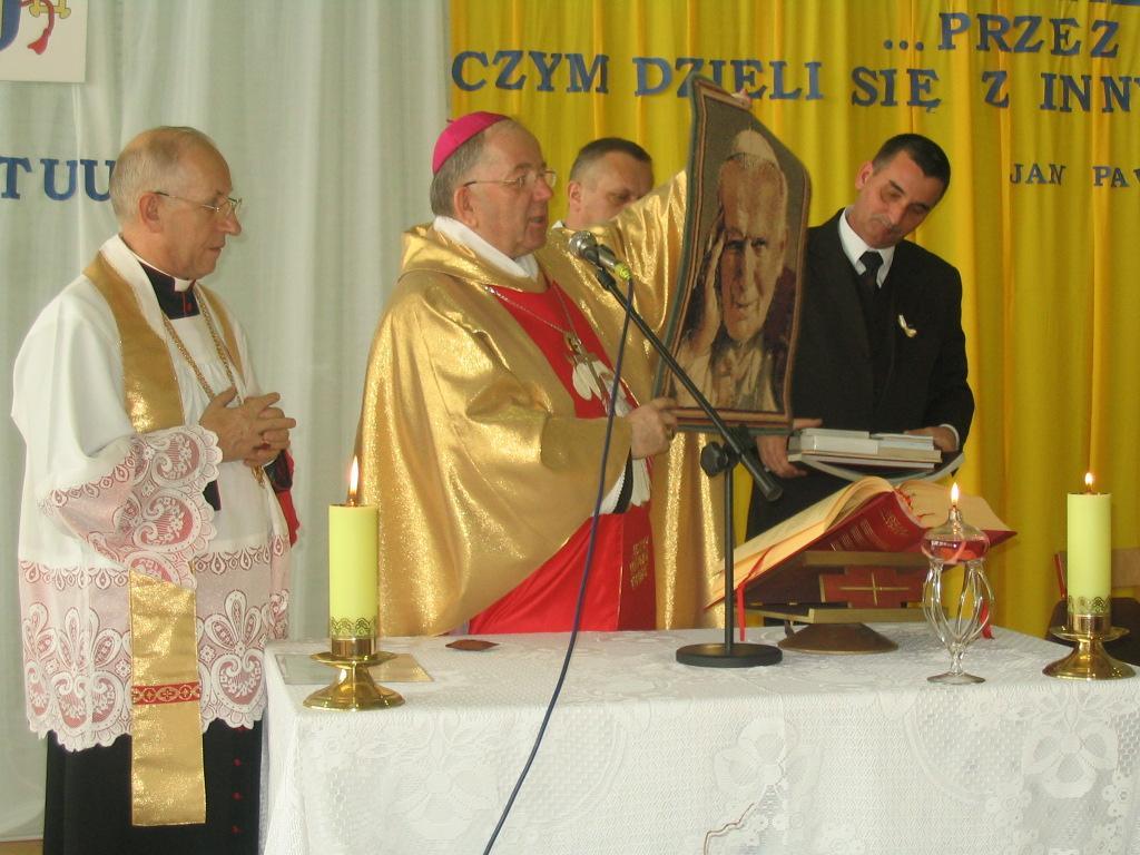 Uroczysta msza święta koncelebrowana, której przewodniczył biskup Roman Marcinkowski, odbyła się w sali gimnastycznej.