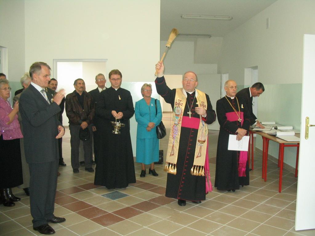 Ksiądz biskup poświęcił także tablicę