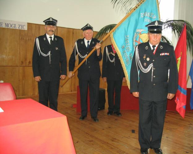 Poseł Z. Sosnowski wśród delegatów. Poczet sztandarowy.