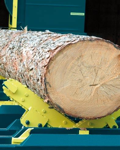 Za pomocą łańcuchów obracających, kłody o różnych wielkościach i kształtach oraz