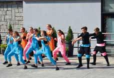 Kropa Piotra Grzesiaka w układzie tanecznym United colors jego aspektów.