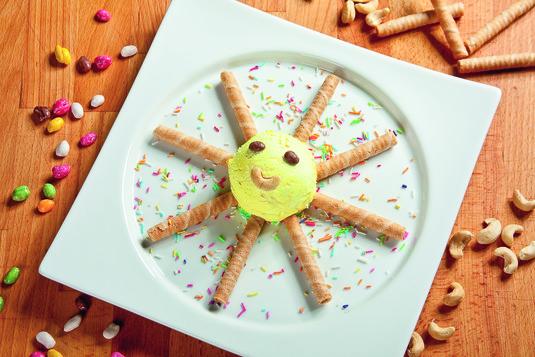 Lody ananasowe z rurkami waflowymi "Słoneczko" Algida Śmietankowa Trio Tropicana rurki waflowe 8 sztuk drażetki czekoladowe orzechy nerkowca kolorowa posypka 15 minut 1 osoba Łatwe 1.