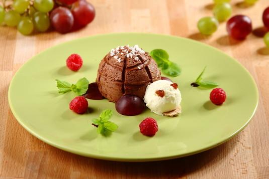 Lody czekoladowe "Żółw" Algida Śmietankowa Trio Neapolitana ciemne winogrona maliny listki świeżej mięty rodzynki wiórki kokosowe małe wafelki 15 minut 4 osoby Łatwe 1.