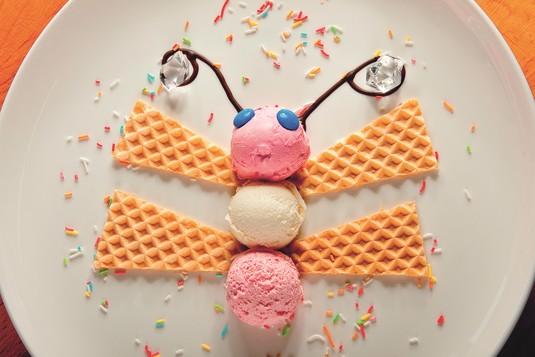 Lody truskawkowe z wafelkami "Motyl" Algida Śmietankowa Trio Neapolitana polewa czekoladowa wafle kolorowe drażetki owocowe kolorowa posypka patyczki 15 minut 1 osoba Łatwe 1.