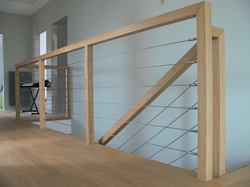 schodów wyjaśnia Mirosław Nasiłowski. Równie popularne są wypełnienia z lin poziomych, które również stają się coraz chętniej wybieraną alternatywą dla pionowych prętów lub drewnianych tralek.