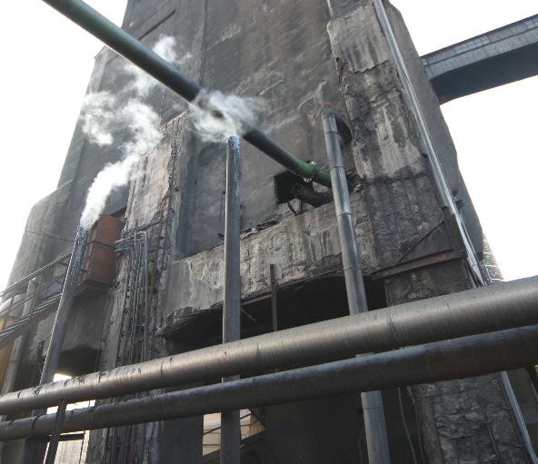 Konstrukcje żelbetowe 675 Słupy wieży węglowej były zbrojone podłużnie na swoich obwodach prętami okrągłymi o pierwotnych średnicach 30 mm, łączonymi na zakład.