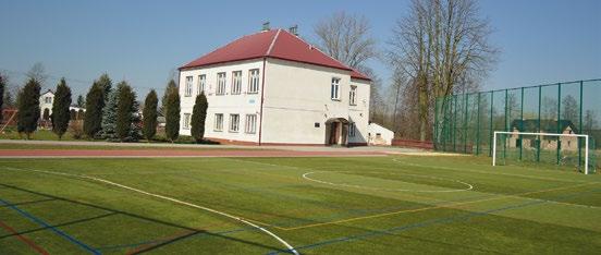 Obok boiska wykonano bieżnię do skoku w dal z nawierzchnią z poliuretanu. Zamontowane zostały urządzenia do rehabilitacji ruchowej.