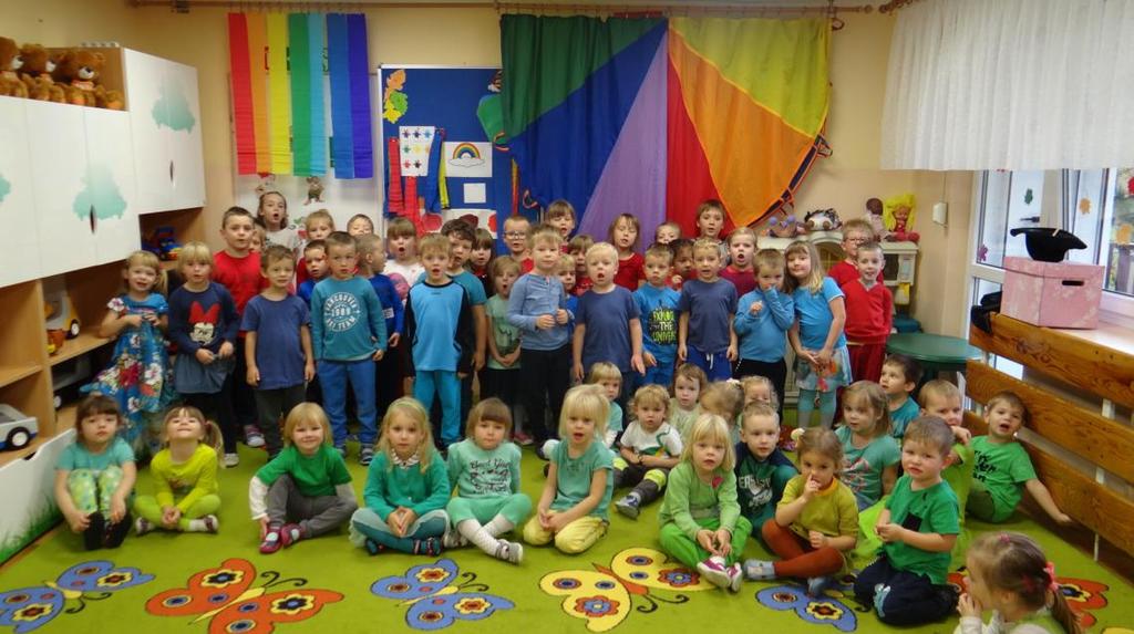 W kolorowych strojach czerwonych, zielonych i niebieskich