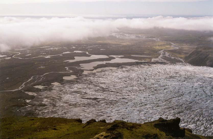6. CHARAKTERYSTYKA OSADÓW SANDROWYCH W OBSZARACH BADAŃ 6.1 Sandry lodowców Fláajökull i Falljökull Analiza profili miała na celu określenie różnic dynamiki poszczególnych środowisk sandrowych.