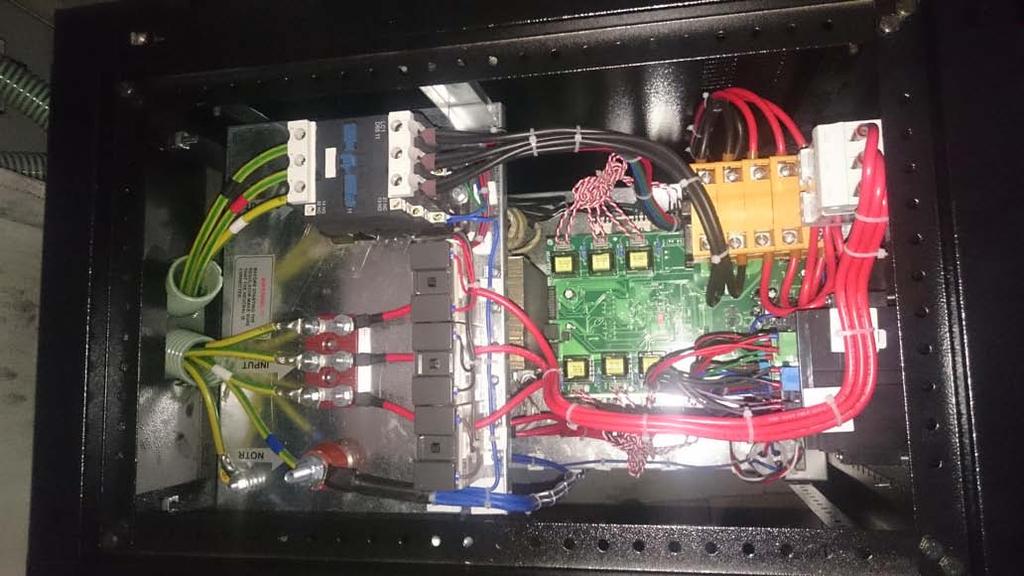 ZDJĘCIE POŁĄCZENIA 3-FAZOWEGO STABILIZATORA - 45 KVA WEJŚCIE N