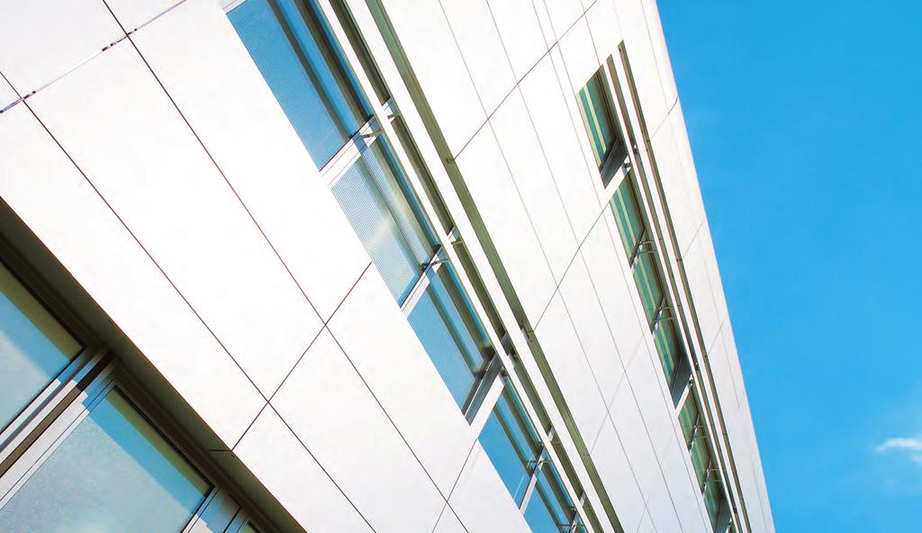 Urano Wall z aluminiowymi panelami lub szklanymi madułami Charakterystyki Wentylowana fasada Obudowa: panele z aluminium oraz szklane moduły Struktura z aluminiowych słupów i mechanicznych urządzeń