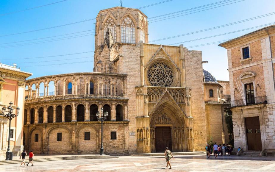 Jednym z klejnotów wnętrza świątyni jest Capilla del Santo Cáliz (Kaplica Świętego Kielicha), zabytkowy kapitularz z pięknym sklepieniem gwiaździstym, malowidłem