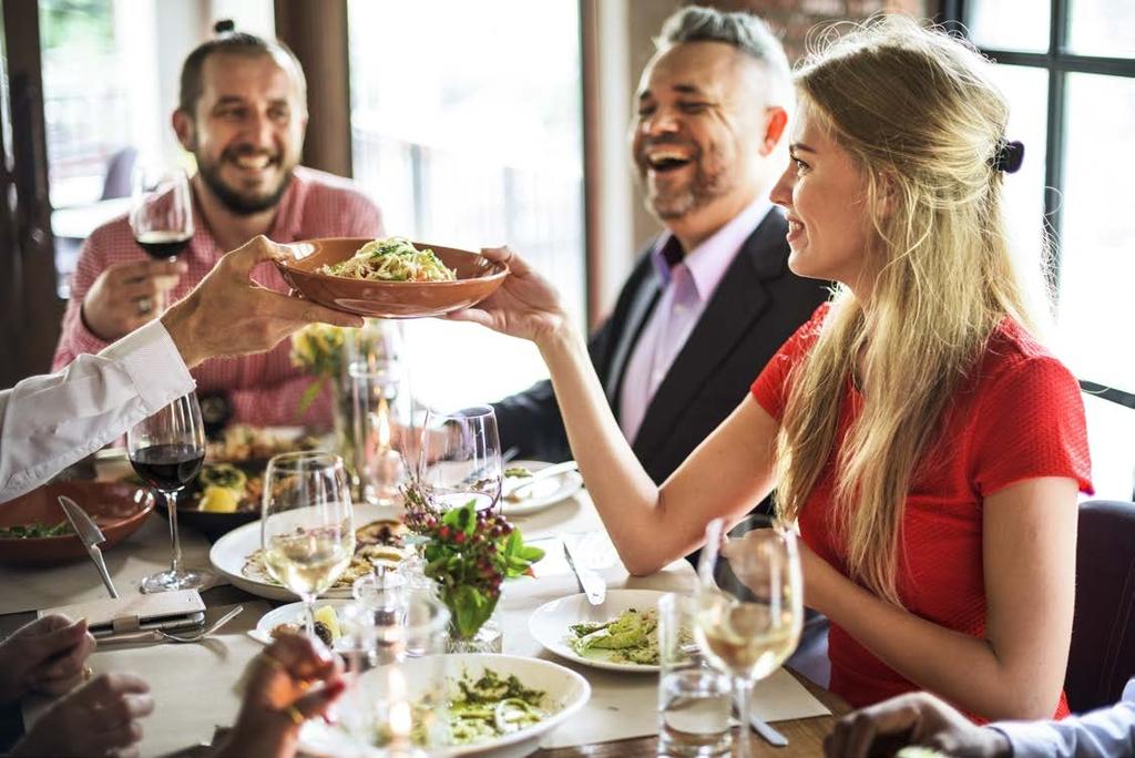 Zaproś znajomych do ulubionej restauracji, usiądźcie w przytulnym miejscu i spędźcie czas na niespiesznym jedzeniu, piciu wina i rozmowach. Prawda, że to przyjemna perspektywa?