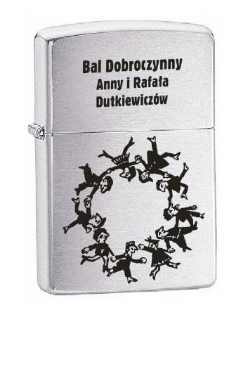 Praktyczny zestaw w biało-czerwonych barwach jest świetną pamiątką po tych historycznych, multidyscyplinarnych zawodach sportowych.