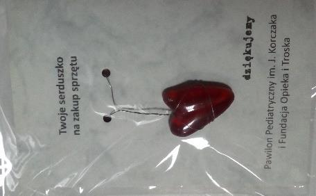 16 GB muzyki, filmów, zdjęć i dokumentów zamknięte w małej rzeczy, firmującej wielkie serce. Dar Fundacji Opieka i Troska Cena: 50 zł / sztuka 15. SERDUSZKO PAWILONU PEDIATRYCZNEGO IM. J.