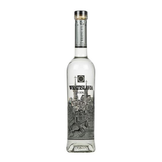 ) Jasiu z Wrocławia to polska whisky do złudzenia przypominającą swoim wyglądem słynnego Johnnie Walkera.