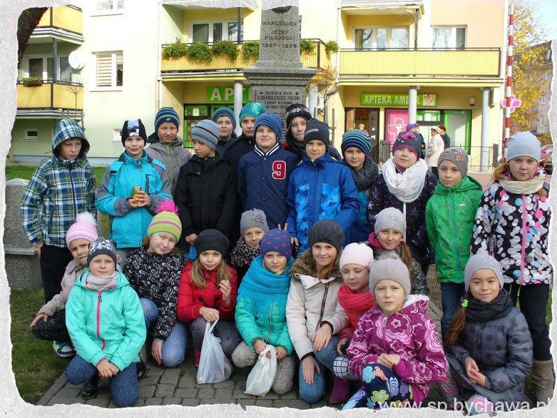 Pomnik Marszałka Piłsudskiego, by tam zapalić znicze i uczcić minutą ciszy pamięć bohaterów.