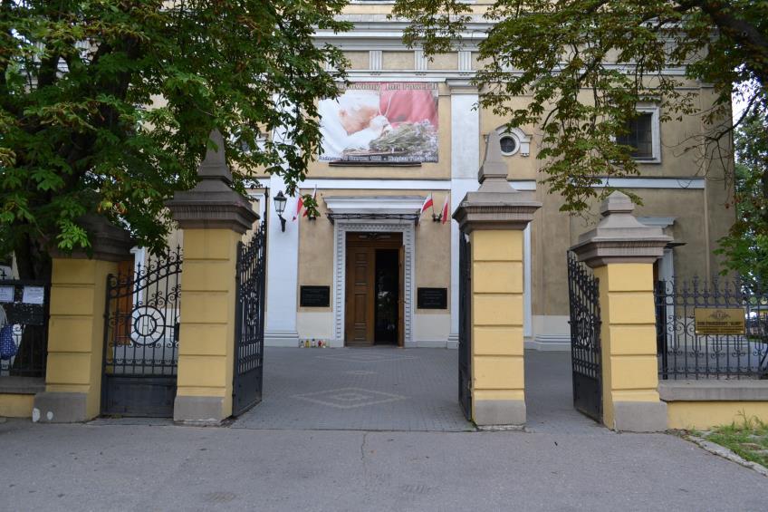 Fotografia z opisem wskazującym orientację 4. Adres ul. Polskiej Organizacji Wojskowej 1 5.