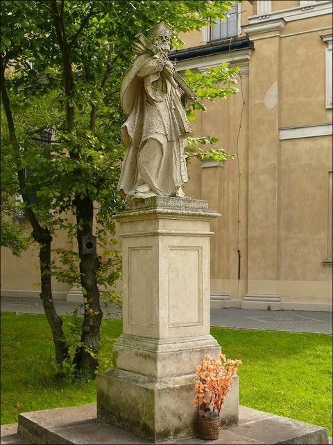 5.2.5. Miejsca pamięci narodowej poza cmentarzami Na terenie gminy poza wymienionymi powyżej cmentarzami na terenie miasta i gminy znajdują są mogiły żołnierskie, będące świadectwem wojny